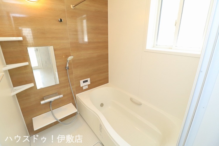 風呂 【浴室】大型の浴槽に浸かって日頃の疲れを癒して頂く事が出来ますね