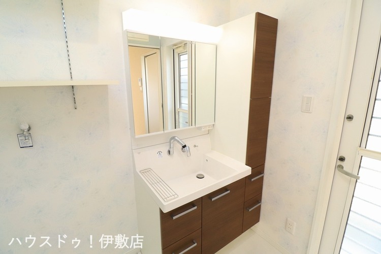 その他 【洗面台】棚付きの洗面台で収納力があります