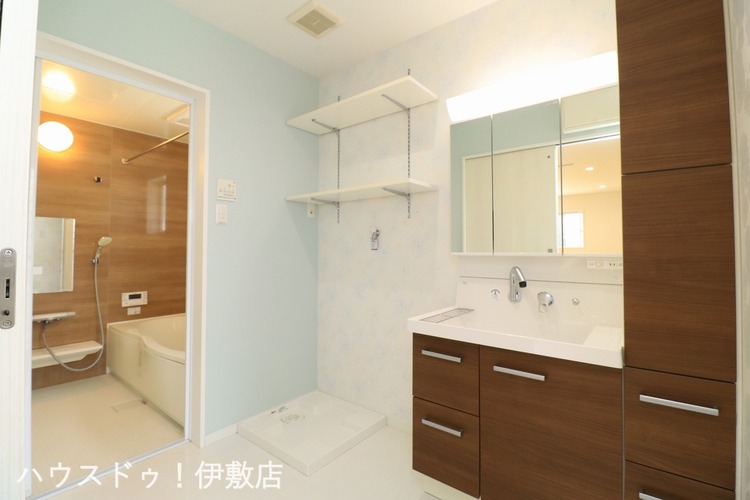 その他 【洗面所】約2.5帖の洗面所には可動棚付きでお好みの高さで収納可能です