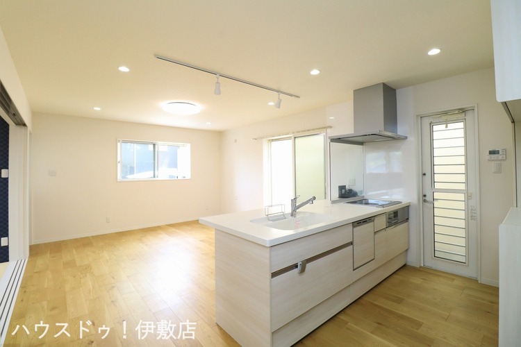 居間 【リビング】勝手口付きで玄関を通らずにゴミ出しが可能です