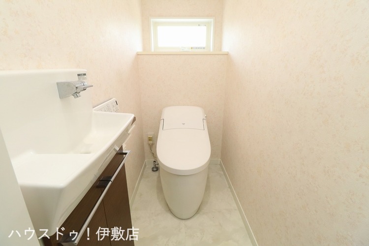 その他 【1Fトイレ】タンクレストイレでスッキリとした空間です