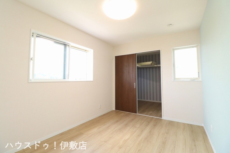 内装 【2F洋室6帖】2方向に窓があり、明るい洋室です