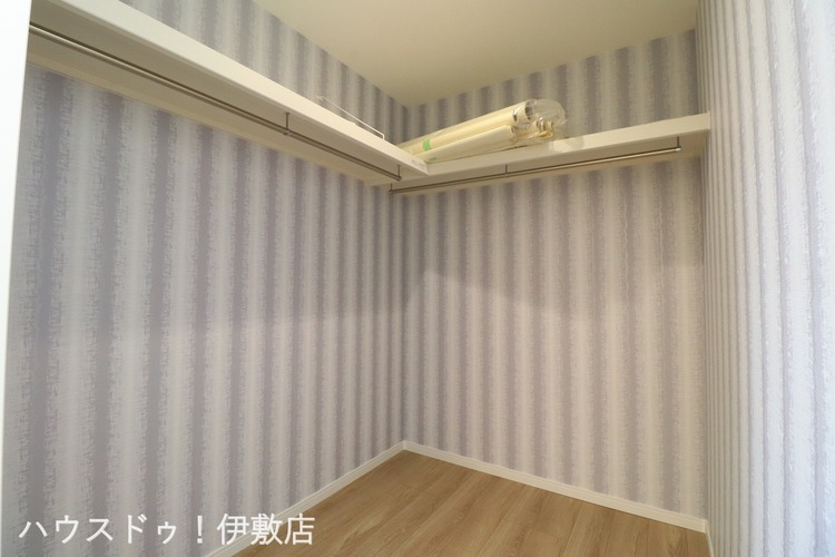 その他 【ウォークインクローゼット】約2.5帖のウォークインクローゼット！ハンガーパイプ付きでかける収納が可能です
