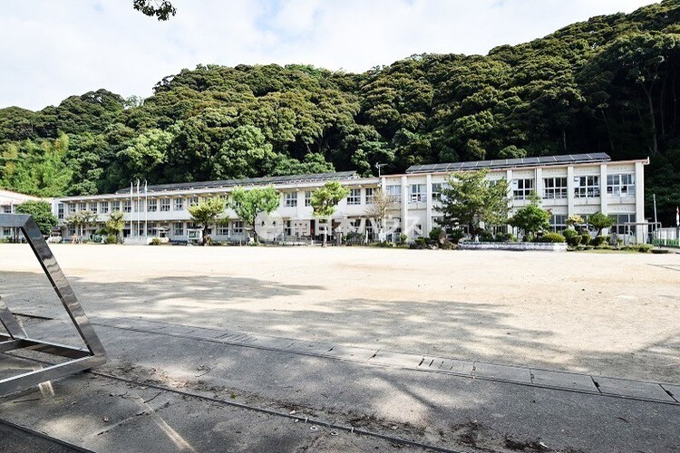 周辺 喜入小学校【鹿児島市立喜入小学校】は、喜入町に位置する1869年創立の小学校です。令和4年度の生徒数は245人で、11クラスあります。校訓は「至誠」です。 徒歩 約12分（約900m）