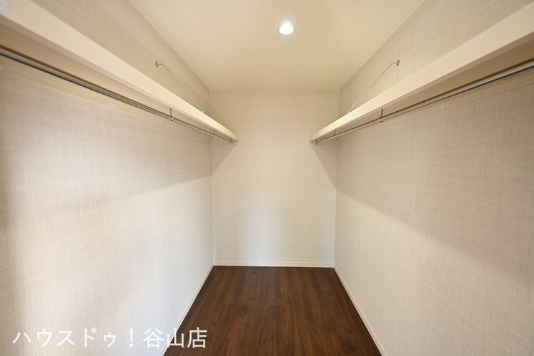 その他 主寝室についているウォークインクローゼット