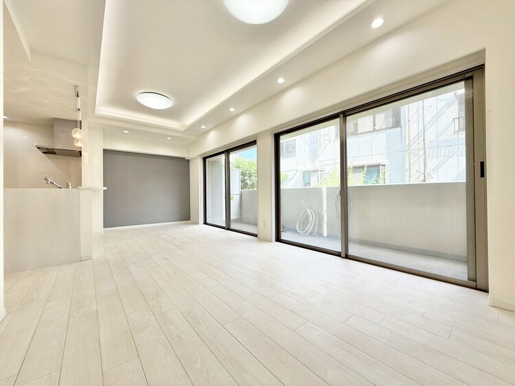 居間 忙しく過ぎゆく日常を置き去るほど、ゆったりした時間が流れるリビング。