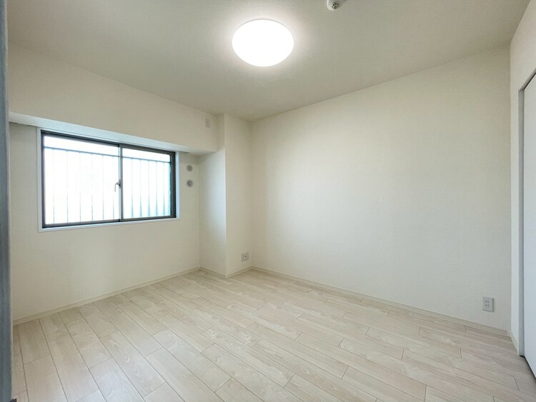 寝室 ベッドも十分に設置するスペースがあります。