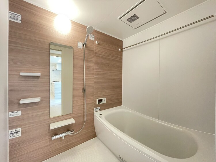 風呂 一日の疲れを癒すバスルームは、心地よいリラックスを叶える清潔感溢れる空間です。