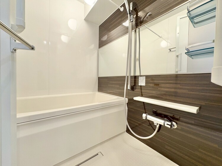 風呂 一日の疲れを癒すバスルームは、心地よいリラックスを叶える清潔感溢れる空間です。