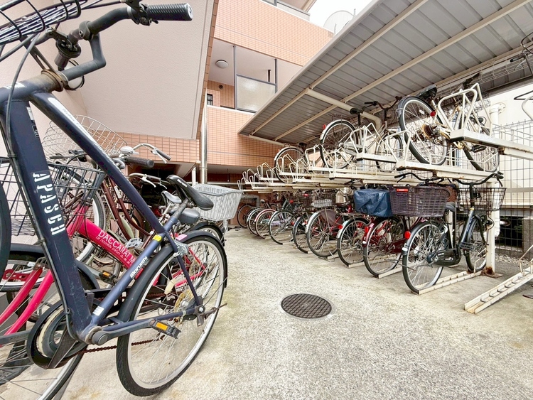 設備 きちんと整備された駐輪場。住む方の心遣いが感じられます。