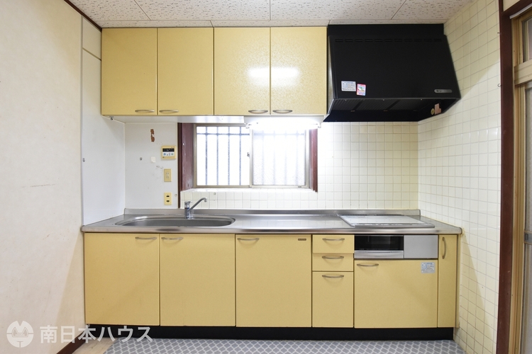 キッチン 機能的で使い勝手の良いシステムキッチンへリフォーム済。お手入れラクチンのIHコンロ仕様です。