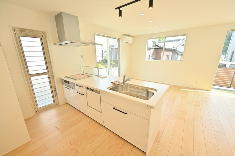 キッチン 広い18畳のLDKに清潔なホワイトカラーのシステムキッチン♪ご家族の様子を観ながら家事が捗りそうです！