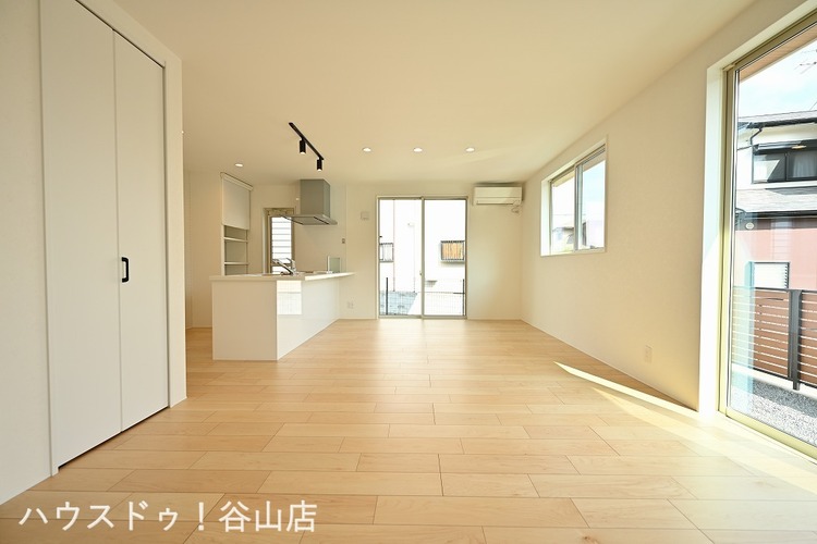 居間 奥行きのある18畳の大リビングはとってもご家族の笑顔が想像できます。