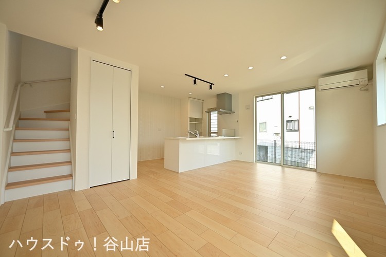 居間 リビング階段になっていて収納も完備