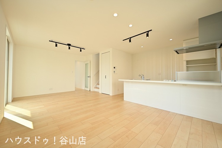 居間 さあ〜どのように家具を配置しましょうか！♪