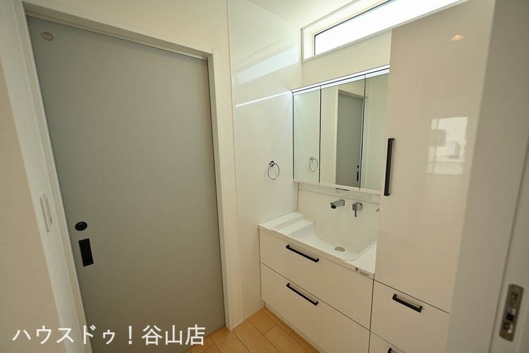 その他 三面鏡の洗面台に収納がたくさんついています