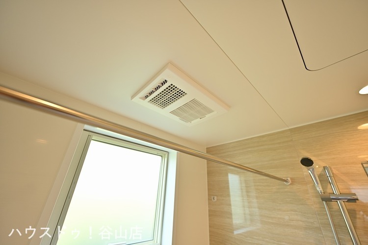 風呂 浴室暖房換気乾燥機は雨の日でも洗濯物を乾かしてくれたり、寒い日は予め温めてくれます