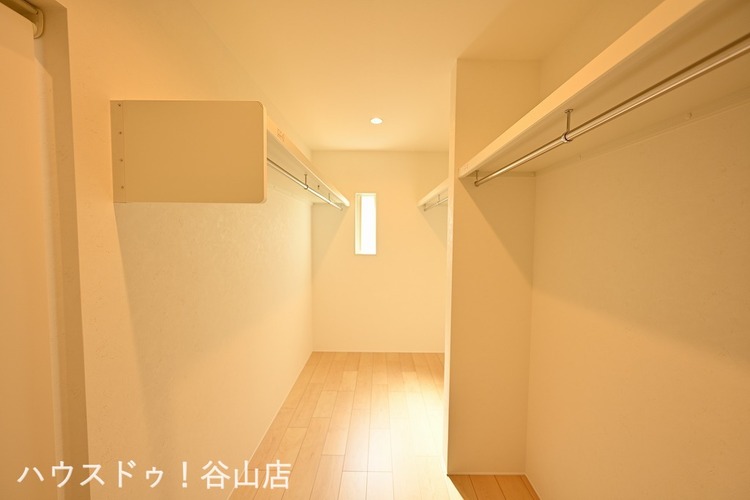 その他 お二階のウォークインクローゼットは大収納！ご家族の季節ものはもちろん納戸的なお部屋に利用可能