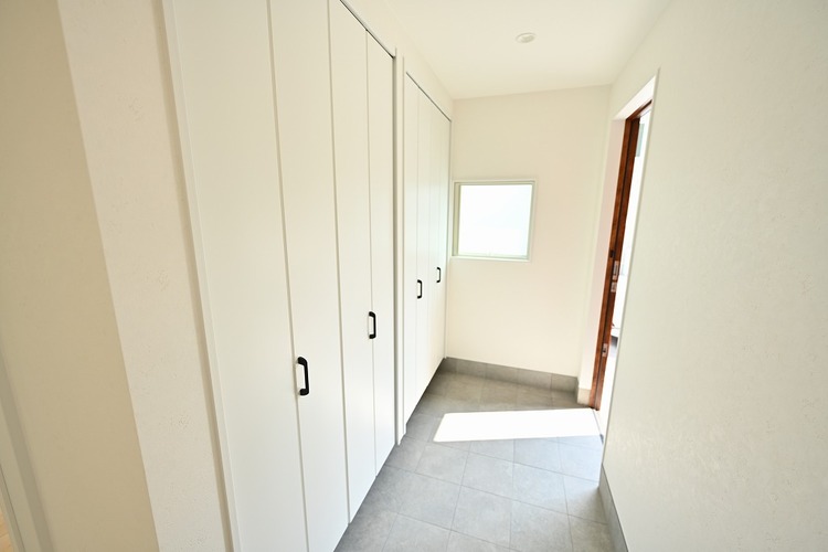 玄関 玄関には大収納の玄関収納が付いていて明るい玄関です