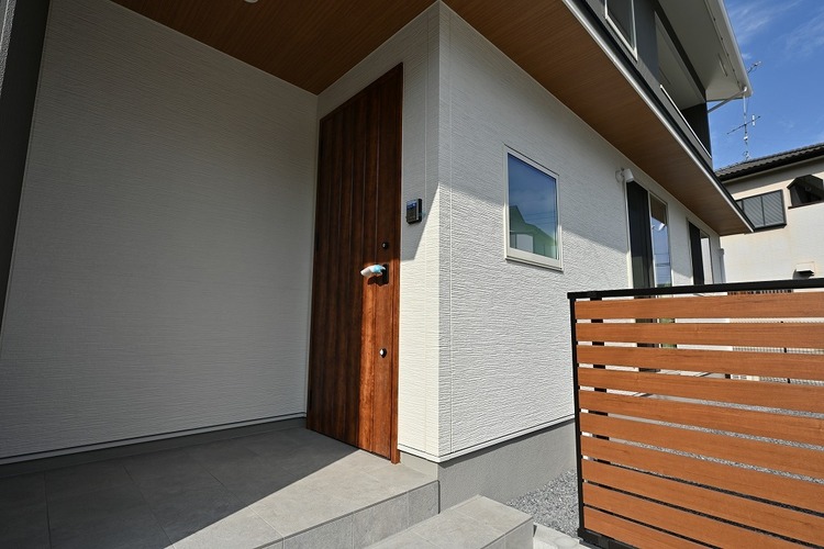 その他 玄関横からお庭に行けます