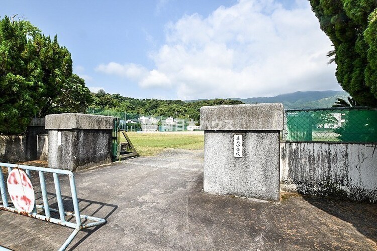 周辺 喜入中学校【鹿児島市立喜入中学校】は、喜入町に位置する1947年創立の中学校です。令和4年度の生徒数は238人で、9クラスあります。校訓は「自律・友愛・創造」です。 徒歩 約13分（約1000m）