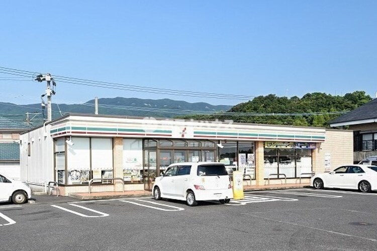 周辺 セブンイレブン鹿児島喜入店国道226号の喜入寺前交差点に位置するセブンイレブン鹿児島喜入店、24時間営業。3つの道路に面した広大な敷地に乗入れのしやすい駐車場が特徴です。 徒歩 約5分（約390m）