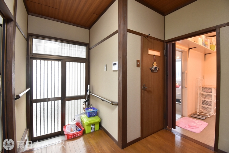 内装 物干しスペースに通じる勝手口