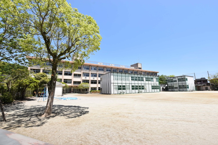 周辺 西谷山小学校【鹿児島市立西谷山小学校】は、上福元町に位置する1978年創立の小学校です。令和4年度の生徒数は950人で、37クラスあります。校訓は「自ら学ぶ　つよく　… 徒歩 約25分（約2000m）