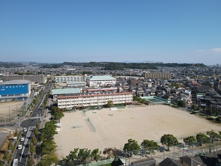 周辺 谷山中学校【鹿児島市立谷山中学校】は、上福元町に位置する1947年創立の中学校です。令和4年度の生徒数は986人で、31クラスあります。校訓は「自主・向學・友愛」です。 徒歩 約28分（約2200m）