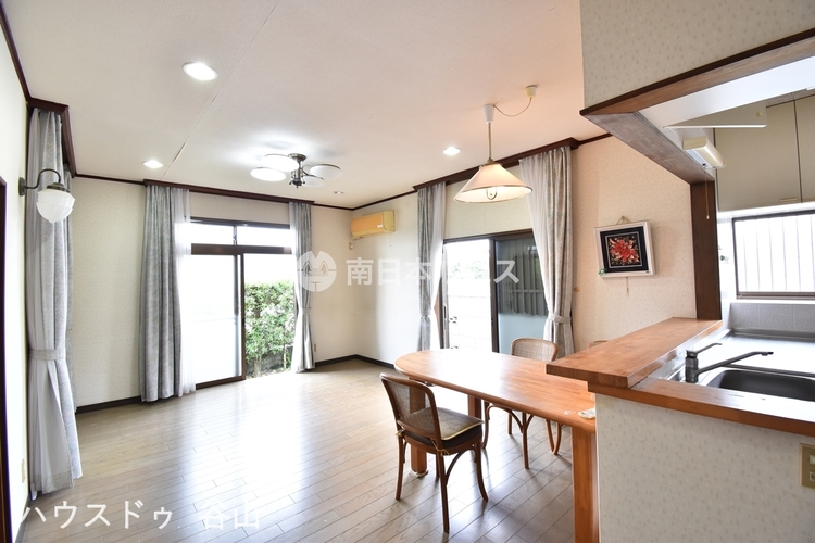 居間 リビングを見渡せる対面式キッチン