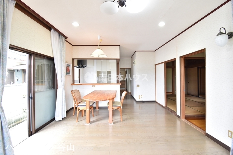 居間 明るく過ごしやすいリビング