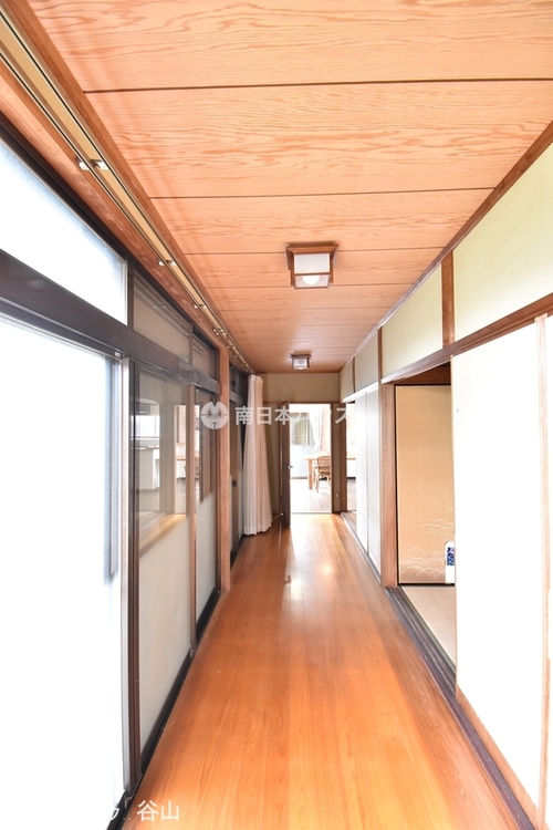 内装 広くて気持ちの良い縁側