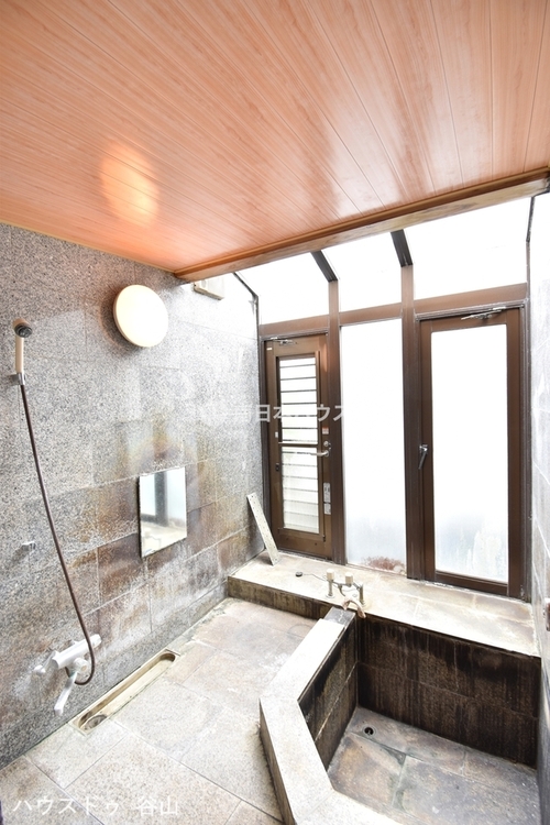 風呂 天井高く開放的な浴室