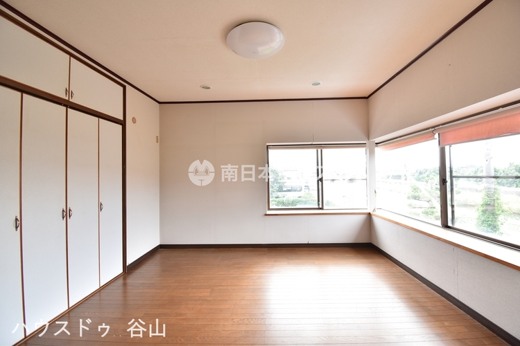 内装 開口部が大きく明るい洋室