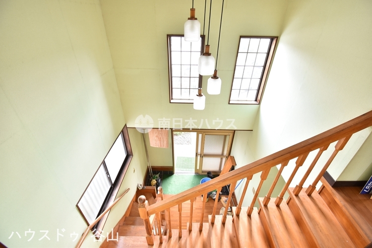 玄関 明るく開放的な吹抜け玄関