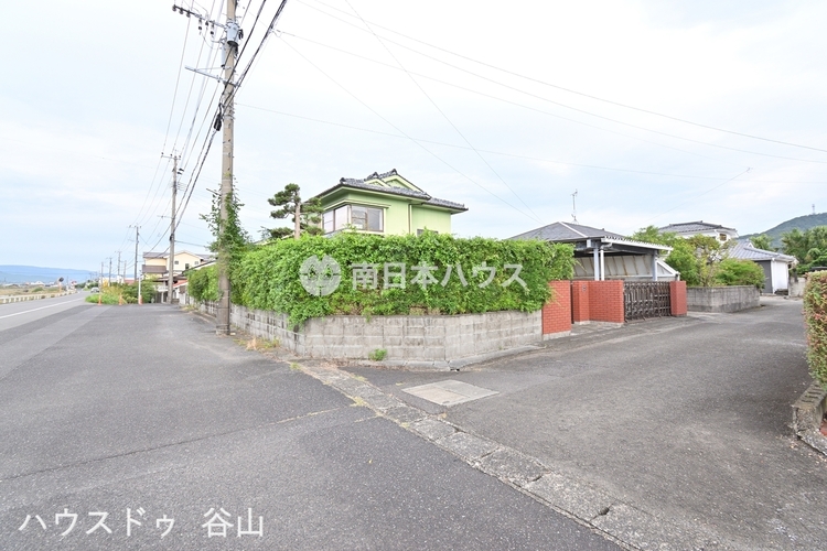 外観 南向きの角地で日当たり良好