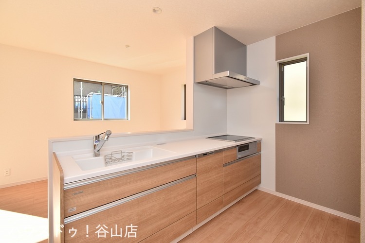 キッチン 【キッチン】タカラスタンダード製のシステムキッチンを採用。家事負担を軽減してくれる食洗機を搭載しています。3口IHコンロにグリル付きなので、複数の料理を効率よく進めることができます。