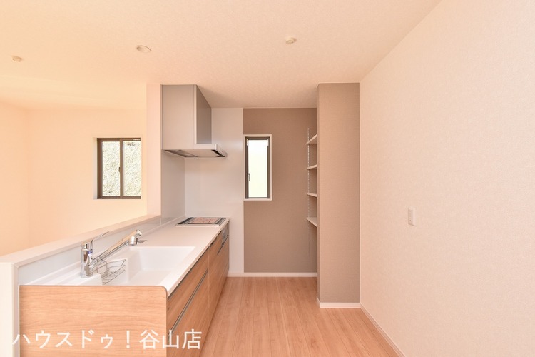 キッチン 【キッチン】キッチン奥にはパントリーが設置されています。食材のストックや非常食、調理器具の収納等に重宝します。