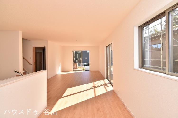 居間 【リビング】21帖のゆとりあるLDK。対面式キッチンやリビング階段が採用されており、自然とご家族が顔をあわせる機会が増えます