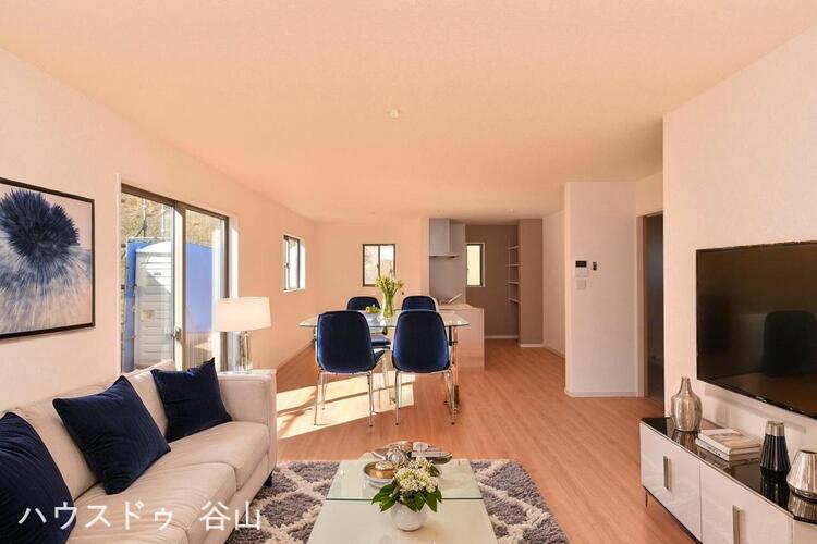 居間 【リビング】室内にいても、たっぷりの陽光と爽やかな風を感じて頂ける、開放感あふれるリビングです。※家具等はイメージで、物件価格には含まれません。