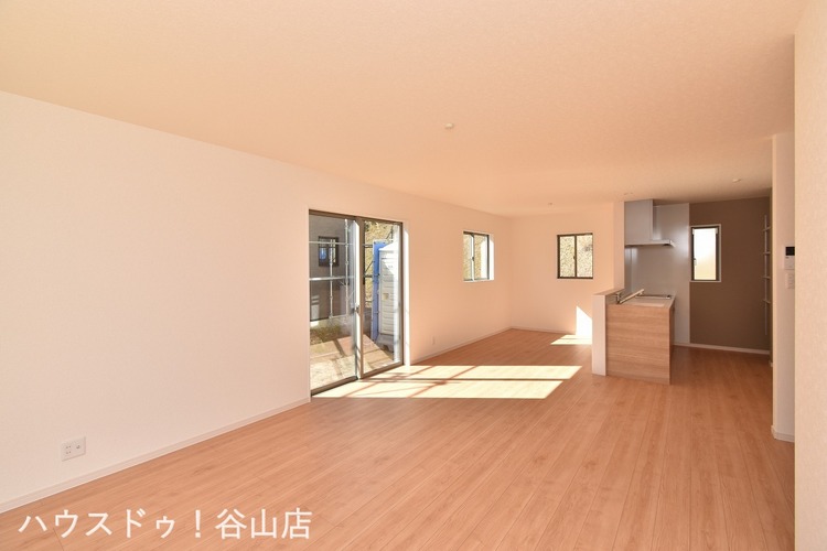 居間 【リビング】ここにはみんなが集い、食事と楽しい会話が始まる。話に夢中になりすぎて、ついつい時を忘れてしまう。そんな束の間の幸せを感じさせてくれる場所。