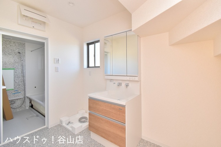 その他 【洗面室】3面鏡付きの洗面化粧台。3面鏡裏や洗面ボウル下に収納スペースが備わっています。