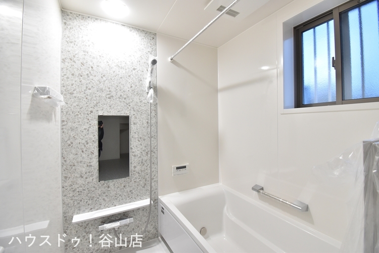 風呂 【浴室】1坪タイプのバスルーム。ゆったり足が伸ばせるので、毎日の疲れを癒やすバスタイムを実現。ご家族みんなでも入れますね！浴室換気乾燥暖房機付きで浴室内干しも可能！