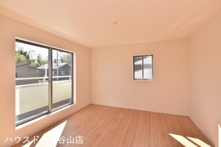 寝室 【主寝室】ゆとりある広さの洋室は、主寝室としてのご使用におすすめです。大容量のWICが備わっており、住空間をすっきりと保つことができそうです。