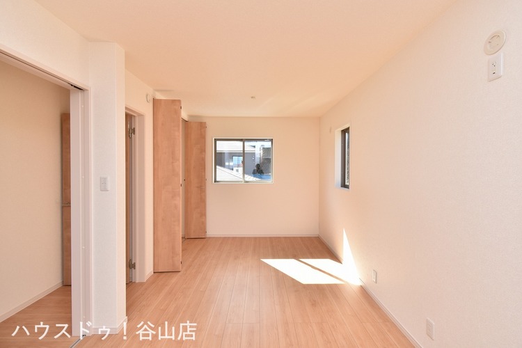 子供部屋 【子ども部屋】内装は、どんなテイストのインテリアにも合わせやすいよう、柔らかな色味でまとめられています。