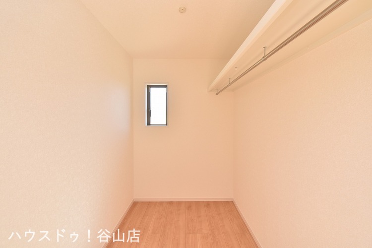 その他 【ウォークインクローゼット】洋服はもちろん、お子様との思い出もたっぷりしまえるウォークインクローゼット。お子様の成長と共に増えていく荷物も楽々しまえる収納力！