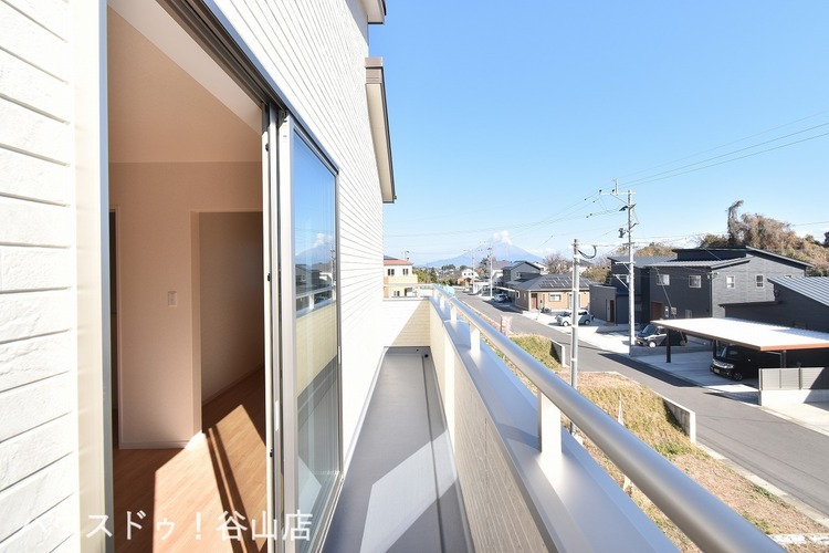 その他 【バルコニー】開放的なバルコニーは見晴らしもよく、太陽の温かな温もりをめいっぱい受け止めてくれます。