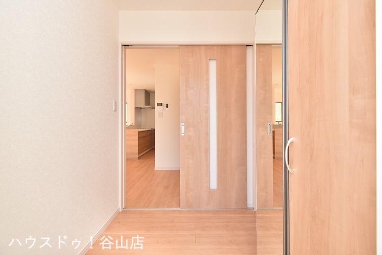 玄関 【玄関】出勤前の身支度チェックに欠かせない姿見を玄関に備え付けました。気持ちの良い一日の始まりは笑顔でスタート！