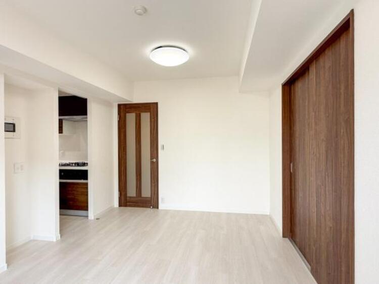 居間 話に夢中になりすぎて、時間を忘れてしまう。そんな束の間の幸せを感じられる空間です。