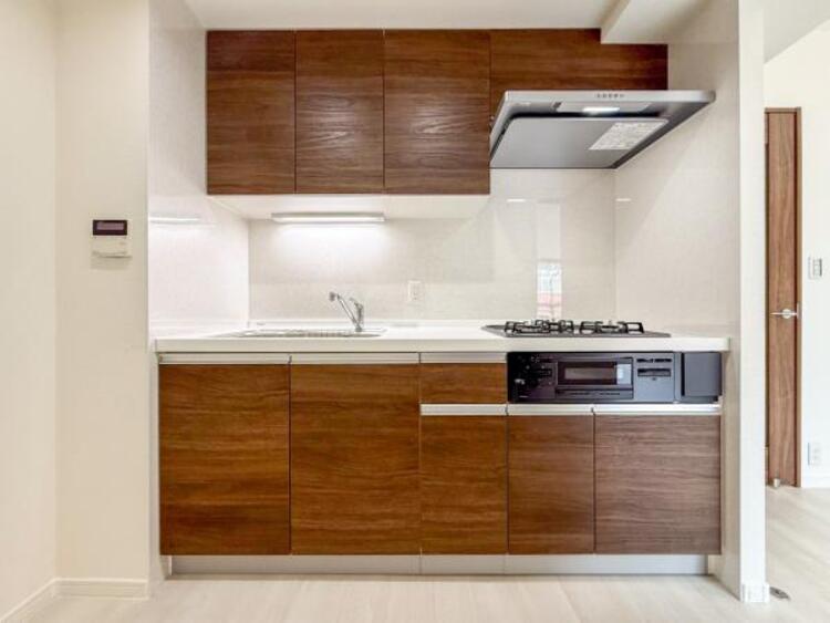 キッチン シンクやコンロの下などは圧力鍋やパスタ鍋などのかさばる調理器具の出し入れもスムーズに行える大容量の収納でスペースを有効活用できます！